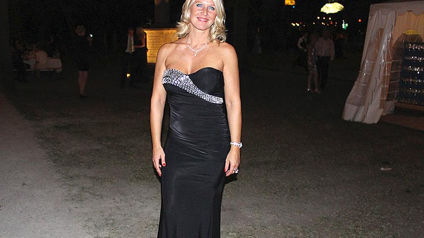 Manuela Dörflein (39) war für das Schlossgartenfest in den Erlangen Arcaden shoppen und hat dieses Kleid für 50 Euro gekauft. Sie mag es vor allem, weil es schwarz, schlicht und einfach schön ist.Wenn ein Kleid Schmuckelemente enthält, dann ist es wichtig, den Schmuck anzupassen. In diesem Fall ist das gelungen!