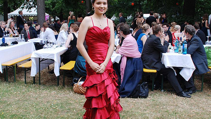 Ein bisschen Flamenco und ein bisschen figurbetont und die Blicke sind garantiert. Nach langem Suchen ist Theresa Paucke (22) bei Murk fündig geworden. Die Wahl ist auf das 165 Euro teure Kleid gefallen, da es so einen schönen Rotton hat und wie ein Flamenco-Kleid aussieht.