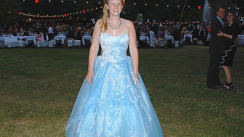Oder man kombiniert einen extravaganten Schnitt mit einer dezenten Farbe. Juliana Renk (29) hat ihr Kleid in Crailsheim gekauft. Sie mag vor allem den Sissi-Look und das Volumen des Rocks. Den Preis möchte sie nicht verraten.