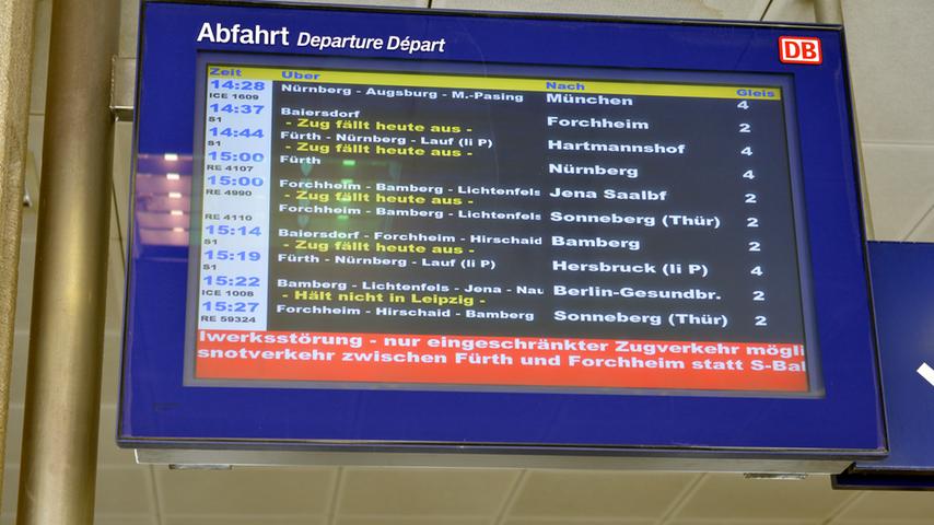 Die Anzeigetafeln im Bahnhof Erlangen informierten zwar über die Ausfälle, aber...