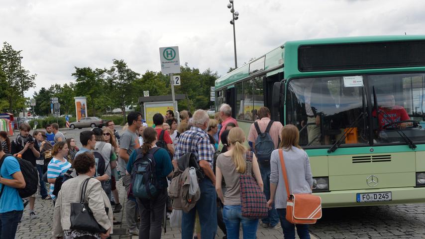 Teilweise fuhren die Busse den Busbahnhof in Erlangen an, waren aber nicht eingeteilt. Die Fahrgäste liefen trotzdem in Hoffnung auf eine Weiterfahrt zum S-Bahnersatz. Doch auch ein Busfahrer muss mal Pause machen - deswegen blieben die Türen erst einmal zu.