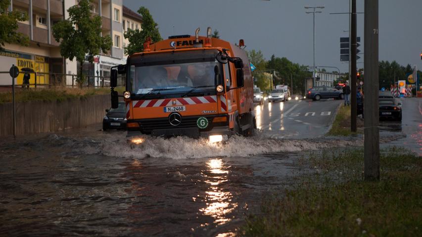 Wasser marsch! Ein heftiges Gewitter hat in Nürnberg am Dienstagmorgen früh um fünf Uhr...