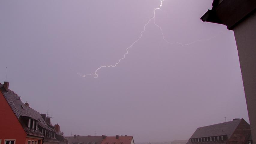 Blitze über der Altstadt: Manchen Nürnberger donnerte das Unwetter allzu früh aus dem Bett.
