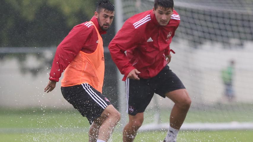Colak und Özdemir müssen sich beim Zweikampf durch den vom Regen aufgeweichten Boden wühlen.