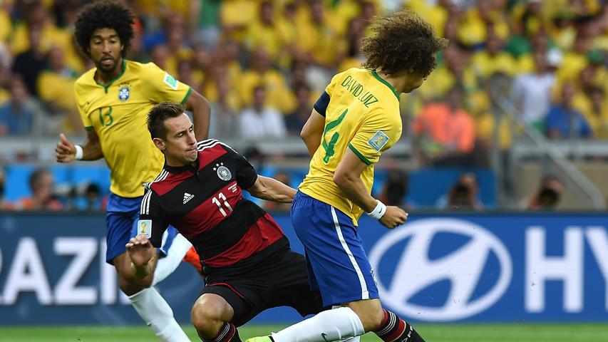 O Dia (Brasilien): Schande im Land des Fußballs. Der größte WM-Gewinner hat sich gekrümmt. Er wurde zu Hause gedemütigt. Und das mit erlesener Grausamkeit. Der Schmerz von 1950 wiederholt sich 2014. Die Wunde ist offen und es wird dauern, bis sie verheilt ist. Deutschland hat Brasilien gedemütigt, das Spiel in 29 Minuten entschieden und brauchte dabei den Fußball nicht neu zu erfinden. In Wirklichkeit zeigte Deutschland etwas, was der Seleção fehlte: Talent.