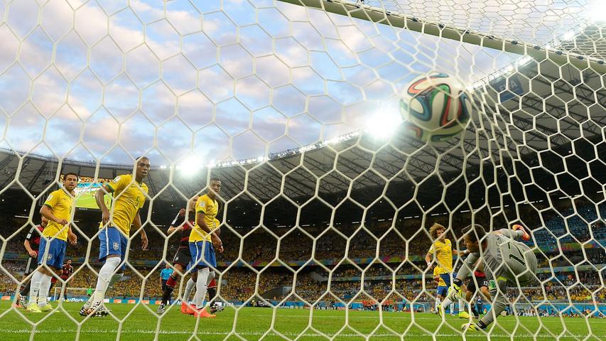 NRC Handelsblad (Niederlande): "Wo warst du, als der nationale Fußball zusammenbrach?" werden Brasilianer einander noch in Dutzenden von Jahren fragen. (...) Brasilien ist erniedrigt. Brasilien heult. 1:7. Deutschland ist im Finale. Es ist kein Witz.