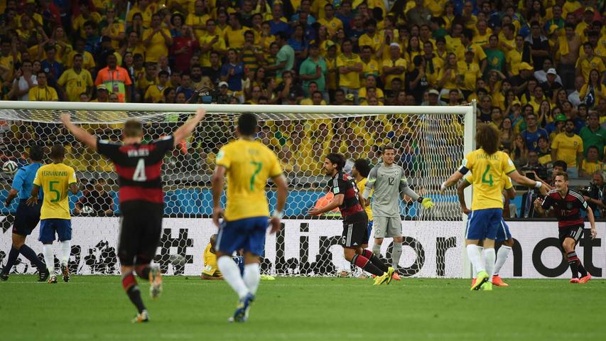 Rzeczspospolita (Polen): Die laute Stille. Das war das schlechteste Spiel in der Geschichte des brasilianischen Fußballs. Die WM-Gastgeber sind bezwungen, Deutschland im Finale. ... Die Hymne wurde von Spielern und Zuschauern a capella gesungen, die Erwartungen waren riesig, und dann war da nur noch Stille.