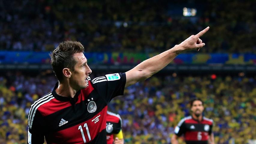 Miro Klose Fußballgott! Mit seinem 16. WM-Treffer ist der Stürmer jetzt Rekordtorschütze bei Fußball-Weltmeisterschaften. Diese Note gibt's von unseren Usern: 1,7 (123 Stimmen).