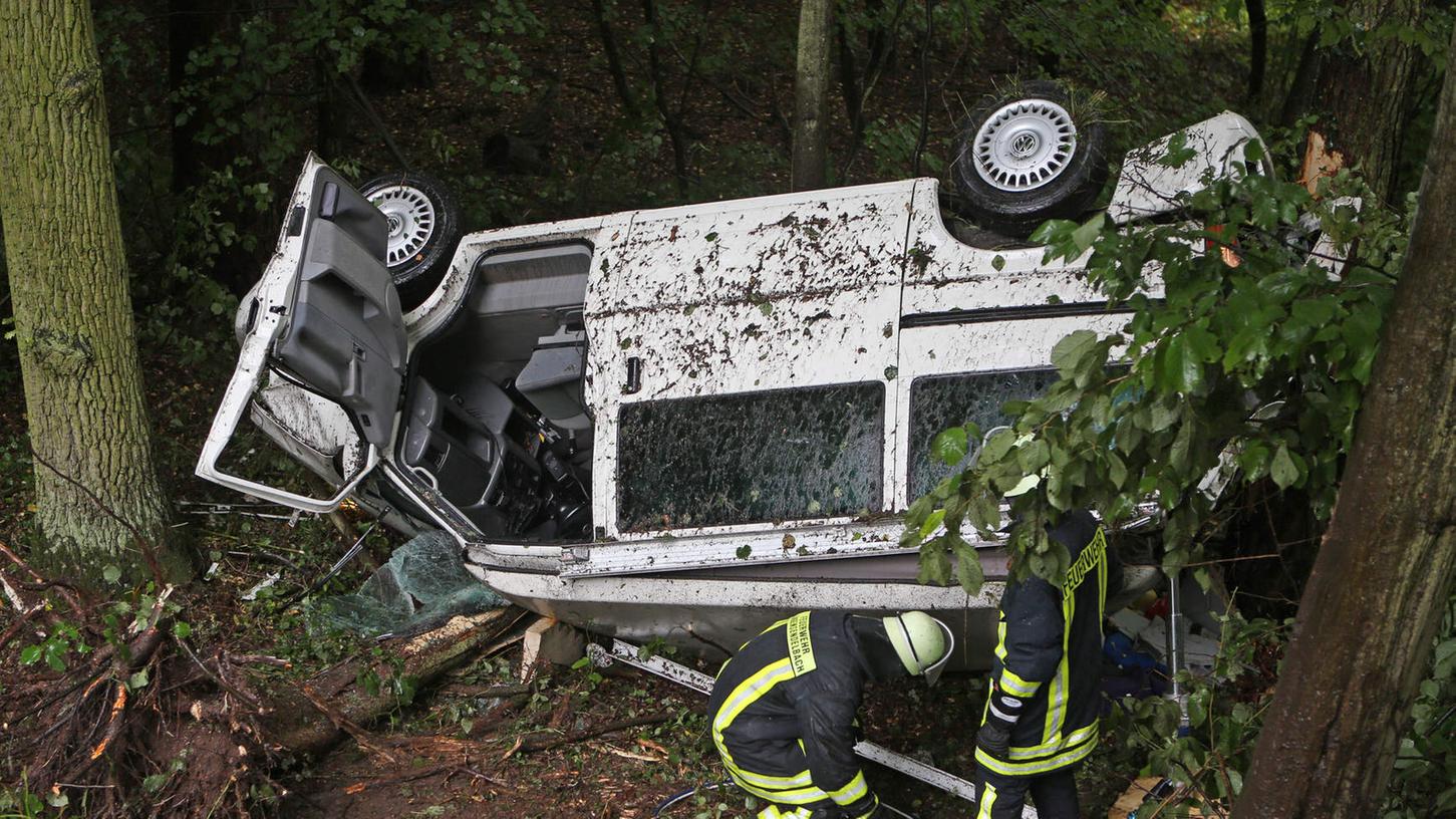 Aus noch ungeklärter Ursache stürzte dieser VW-Bus in eine acht Meter tiefe Böschung.