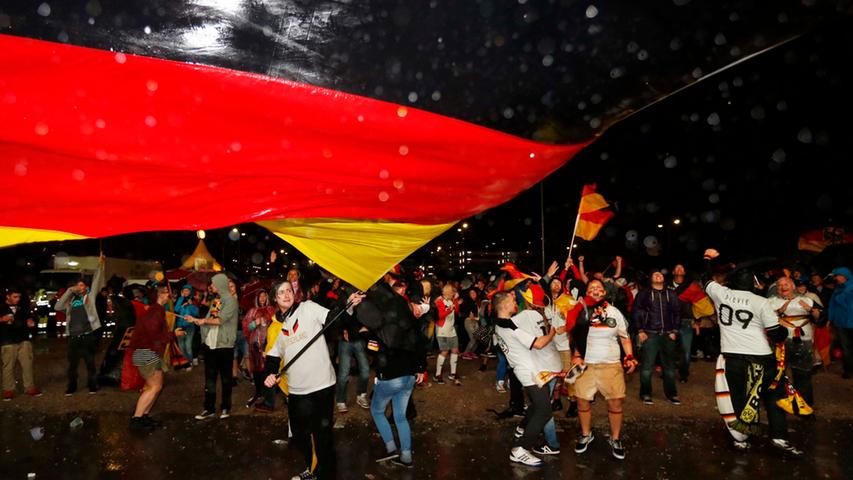 Freudentaumel im strömenden Regen: Die DFB-Elf steht im WM-Finale