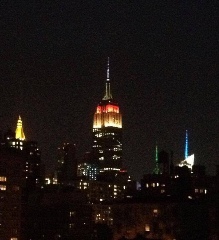 Das Empire State Building Leuchtet In Schwarz Rot Gold Sport Nordbayern