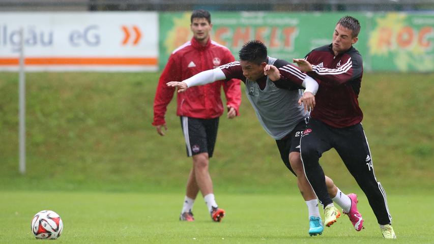 Cristian Ramirez und Robert Mak halten sich im Zweikampf nicht zurück, kämpfen um jeden Ball und Zentimeter. Noch am Vortag duellierten sich die Spieler des 1. FC Nürnberg an einem anderen Schauplatz ...