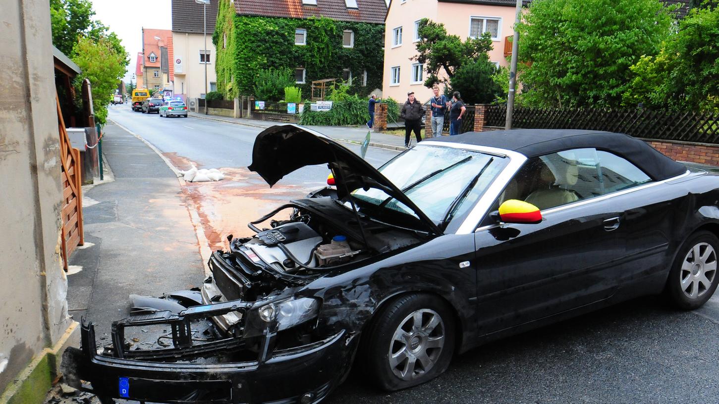 Ein schwerer Unfall auf der Dormitzer Hauptstraße endete für die Fahrerin eines Cabrio an einer Hauswand. Eine Radfahrerin wurde schwer verletzt.