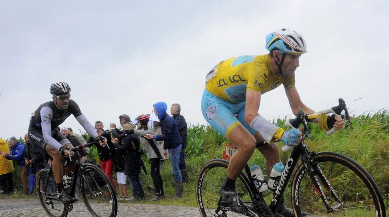 Nibali übernimmt die Gesamtführung: Der Italiener gewinnt schon seine zweite Etappe und darf das Gelbe Trikot erneut tragen.