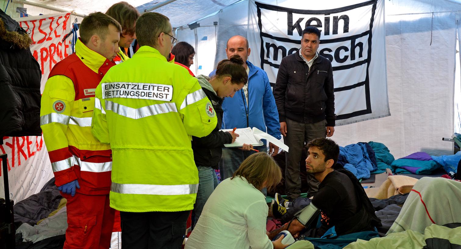 Der Notarzt musste gestern mehrfach zum Flüchtlingszelt am Hallplatz kommen: Fünf Hungerstreikende wurden ins Krankenhaus gebracht. Bei den Übrigen wurde einmal stündlich der Blutdruck gemessen.