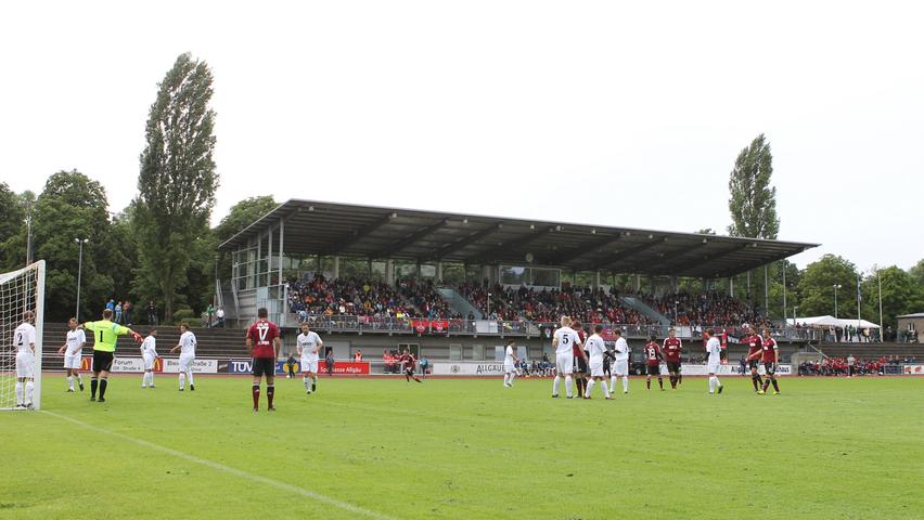 Am Ende gewinnt der 1. FC Nürnberg vor rund 720 Zuschauern klar mit 7:0 gegen die Allgäu-Auswahl. Viel Zeit zum Ausruhen bleibt den Spielern allerdings nicht. Bereits am Donnerstag bittet Coach Ismael zur nächsten schweißtreibenden Trainingseinheit.