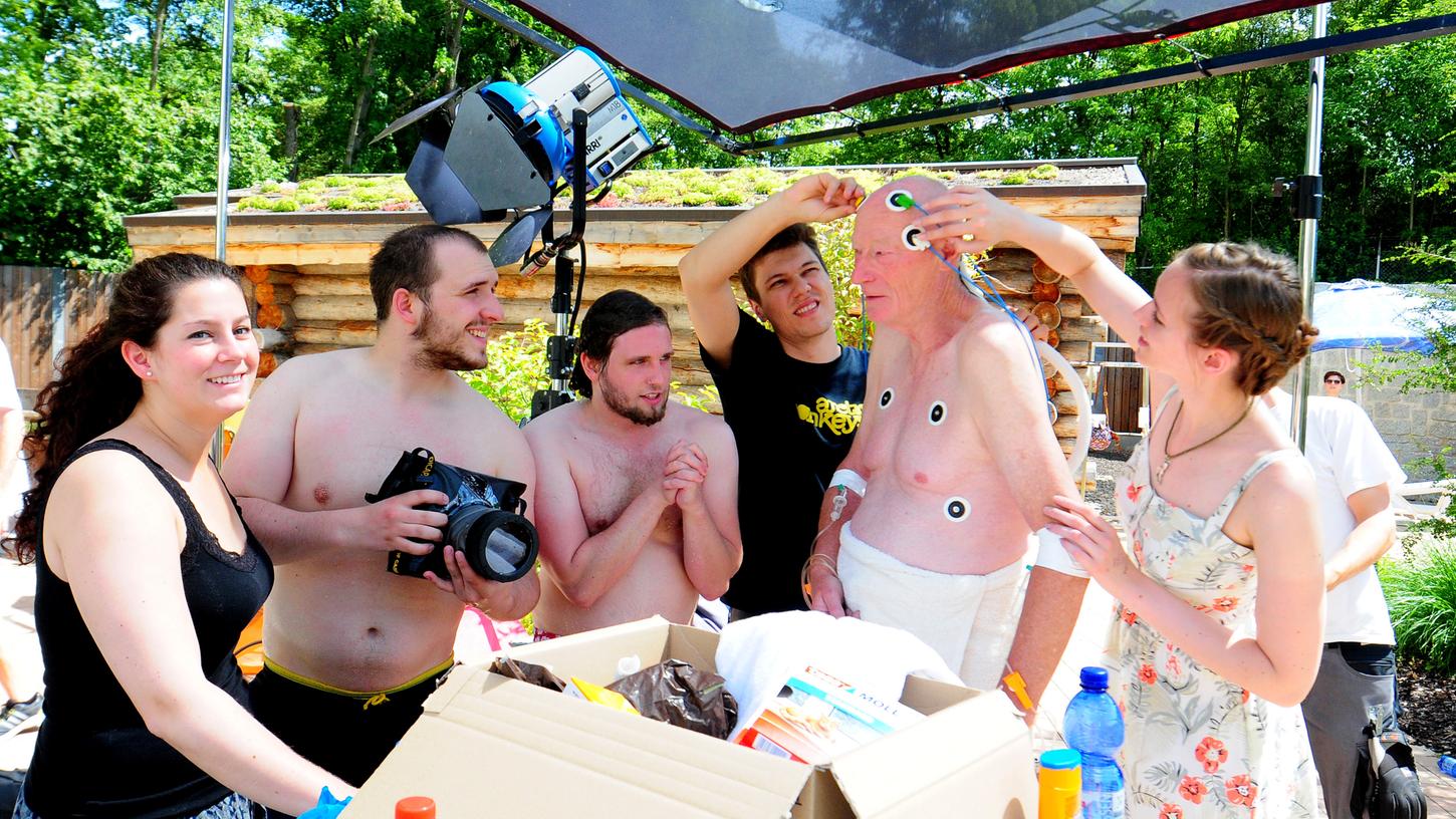 Das Filmteam mit Kameramann Alexander Schultze (2.v.li.) und Dirk Bender (2.v.re.). Er wird gerade für die Rolle des Phil präpariert. Das Filmteam mit Kameramann Alexander Schultze (2.v.li.) und Dirk Bender (2.v.re.). Er wird gerade für die Rolle des Phil präpariert.