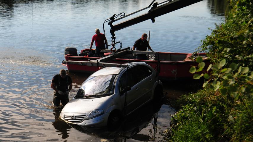 Unbekannte Diebe versenken Citroën im Kanal bei Schlammersdorf