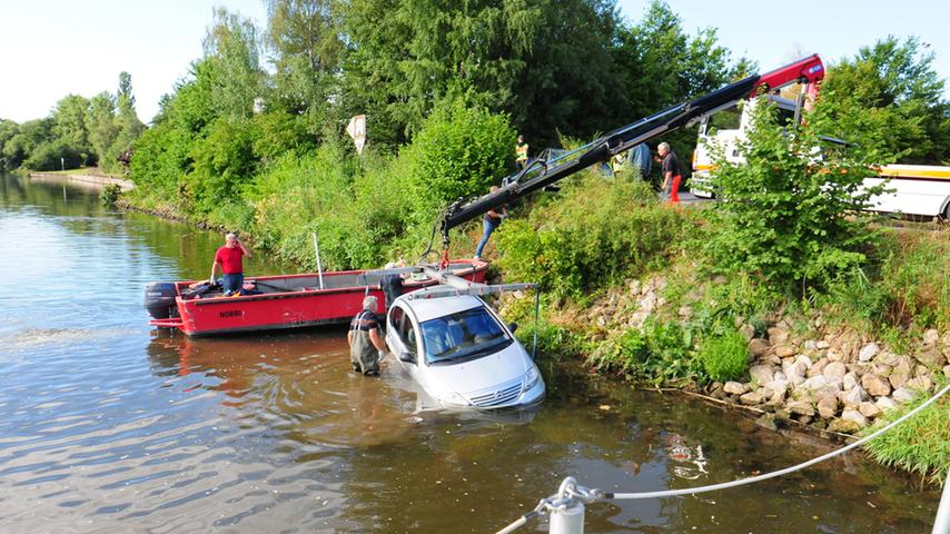 Unbekannte Diebe versenken Citroën im Kanal bei Schlammersdorf