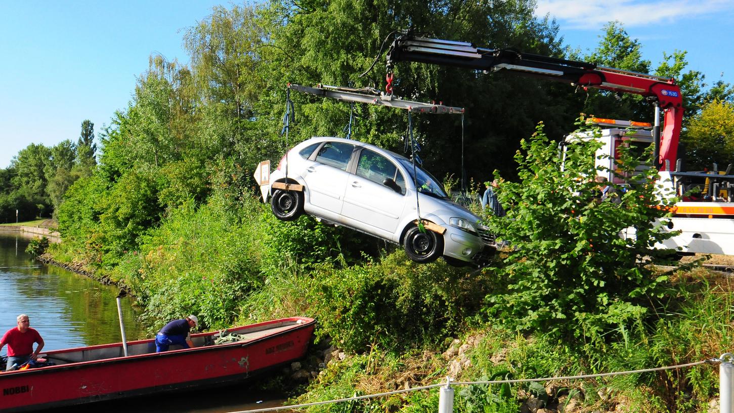 Der Citroën lag auf Höhe des Liapor-Geländes in Schlammersdorf im Kanal. Die Diebe hatten damit eine Spritztour gemacht — bereits am Montag waren der Polizei zwei ähnliche Fälle gemeldet worden.