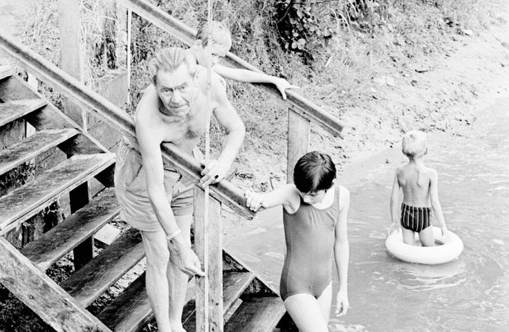 Die Hitze läßt nichts aufkommen: so tief ist der Langsee gesunken; der Mann zeigt an der Meßlatte, wie hoch das Wasser in normalen Zeiten steht. Hier geht es zum Artikel: 17. Juli 1964: Ein Albdruck - die Hitze .