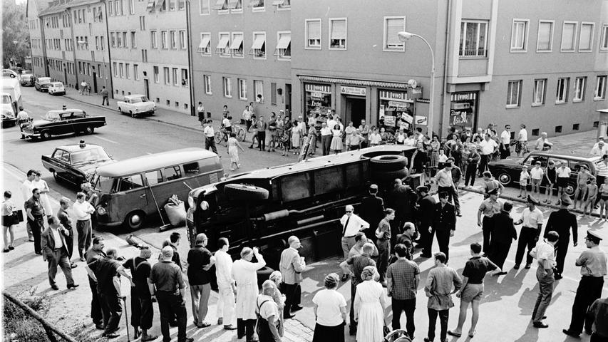 Unser Bild zeigt den Unfallort mit vielen Neugierigen, die eifrig über den Vorfall diskutieren. Hier geht es zum Artikel: 18. Juli 1964: In der Kurve kippte das Löschfahrzeug um .