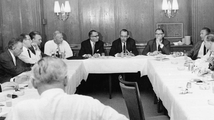 Bei einer Pressekonferenz des FDP-Kreisverbandes steht der Minister Rede und Antwort.  Hier geht es zum Artikel: 19. Juli 1964: Die "Mitbringsel" des Ministers.