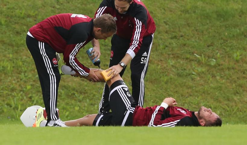 Tomas Pekhart erhielt im Training einen Schlag aufs Wadenbeinköpfchen und verletzte sich.