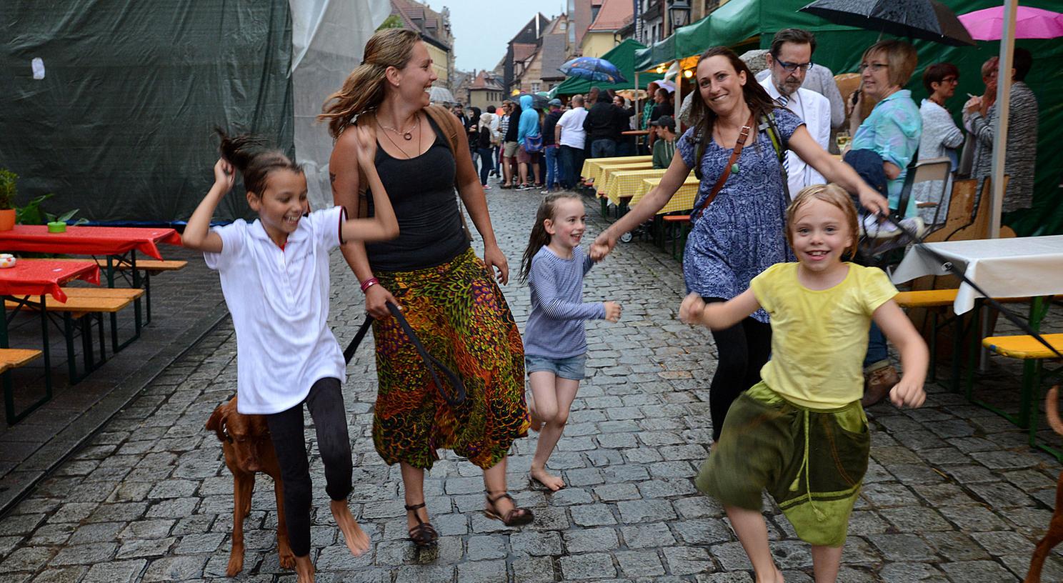 Das Wochenende ist zwar verregnet, trotzdem haben die Besucher beim Fürth Festival kräftig gefeiert.