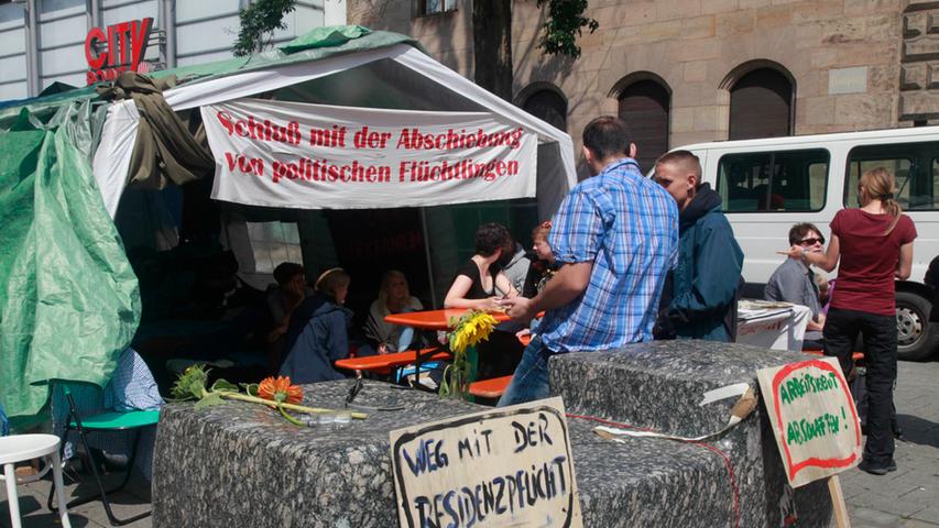 Rund zwanzig Flüchtlinge starteten vergangene Woche einen Hungerstreik auf dem Nürnberger Hallplatz. Am Samstag lenkte die Stadt schließlich ein und erklärte sich zu Verhandlungen bereit.