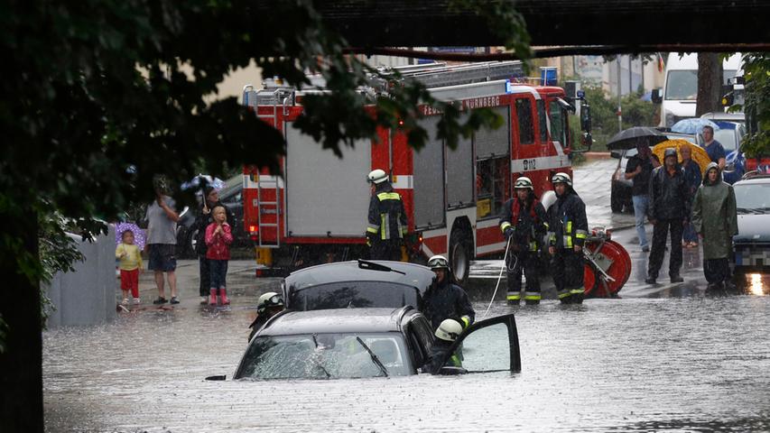 Land unter in Nürnberg: Feuerwehr im Regen-Dauereinsatz