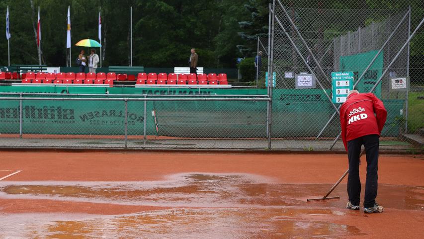 Auch die Tennisanlage des 1. FC Nürnberg wurde vom Wasser befreit - hier stand der erste Spieltag der zweiten Tennis-Bundesliga an.