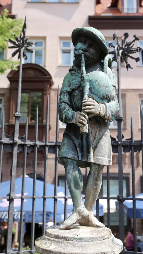 ... aus Holz stammt aus der ersten Hälfte des 16. Jahrhunderts und ist, wie soviele Nürnberger Brunnenfiguren, im Germanischen Nationalmuseum zu sehen.1888 ersetzte ein Bronzeguss das arg mitgenommene Original.