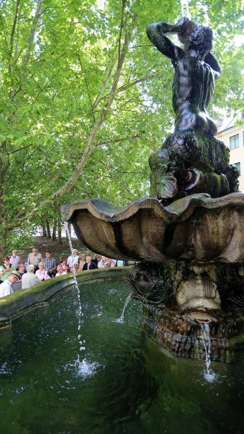Groß und majestätisch: Der Triton-Brunnen am Maxplatz...