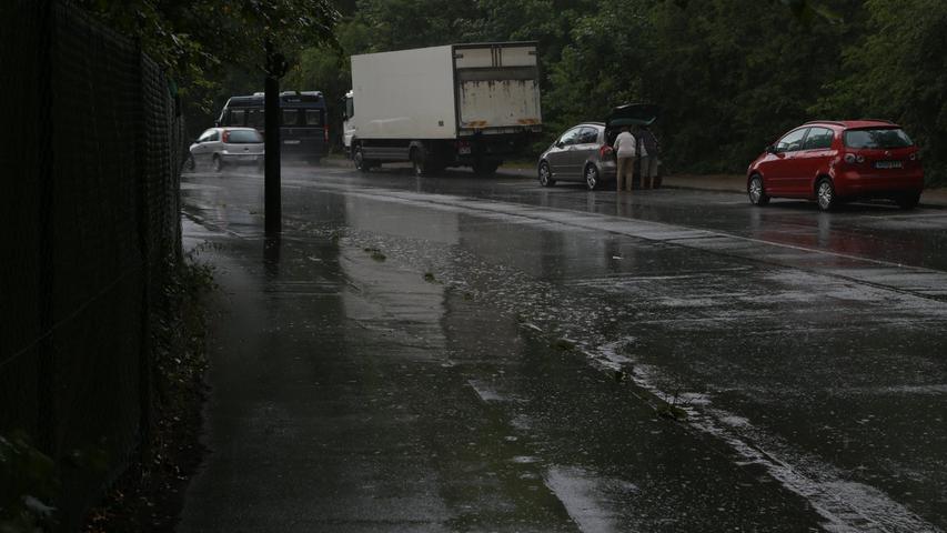 Viele Autofahrer ließen ihr Auto stehen und warteten, bis der Regen nachließ.
