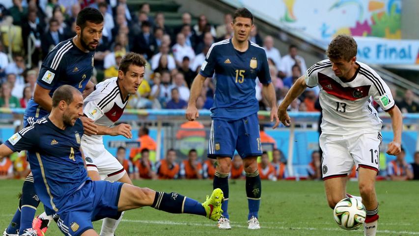 El Pais (Spanien): "Deutschland benötigte für seinen vierten WM-Titel 120 Minuten, viel Schweiß und die Treffsicherheit eines Götze, der in der WM bis dahin kaum in Erscheinung getreten war. Argentinien hatte eine stabile Abwehr, aber es fehlte das Schießpulver im Angriff."