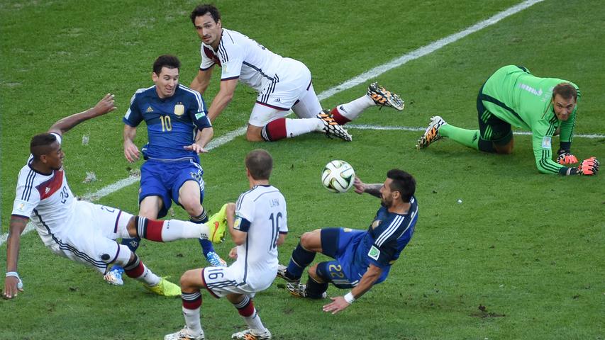 Clarin (Argentinien): "Deutschland erhielt seinen vierten WM-Titel, und Argentinien ging ohne Pokal aus, aber mit stolzgeschwellter Brust und erhobenem Kopf."