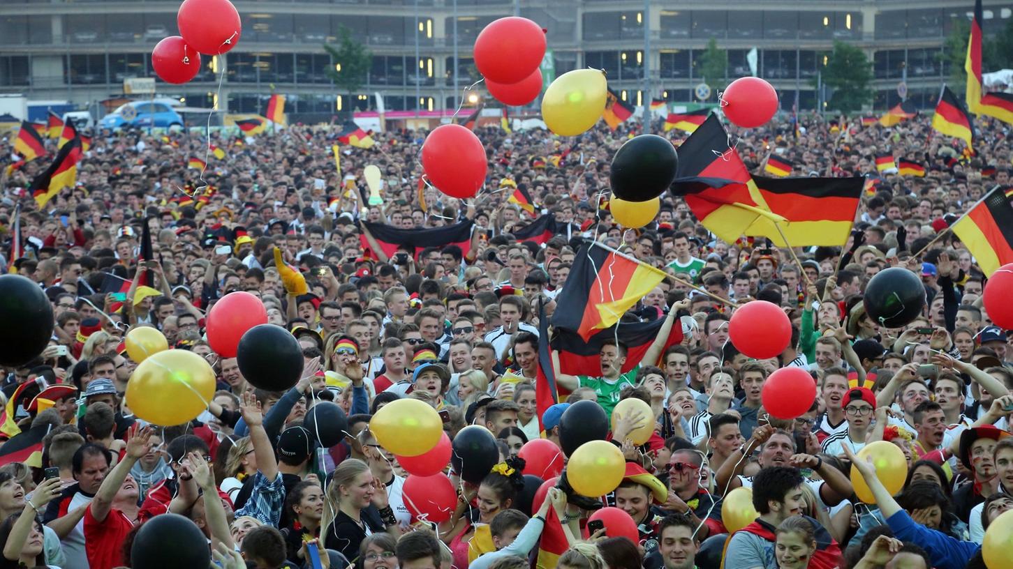 Deutschland ist Fußballweltmeister und auch Nürnberg steht Kopf. Der "Gaucho-Tanz" der Nationalspieler in Berlin löste jedoch hitzige Diskussionen über die Euphorie in Schwarz-Rot-Gold aus.