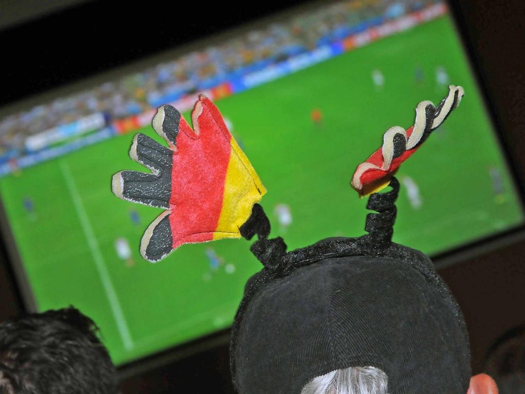 Die Rettung bei Fußball-Entzug: Alle deutschen WM-Spiele nonstop beim Public-Video-Viewing im eigenen Wohnzimmer.