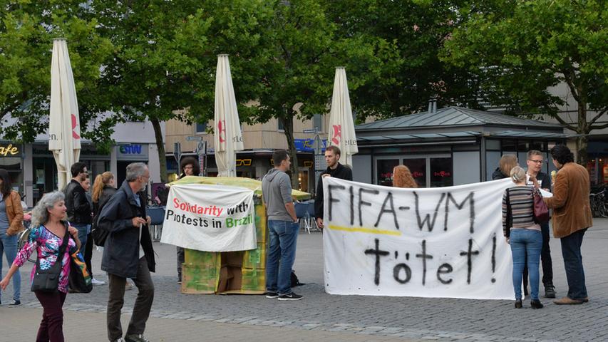 Anti-Fifa-Protest auf dem Hugenottenplatz in Erlangen