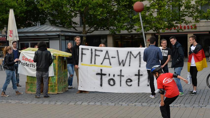 Anti-Fifa-Protest auf dem Hugenottenplatz in Erlangen