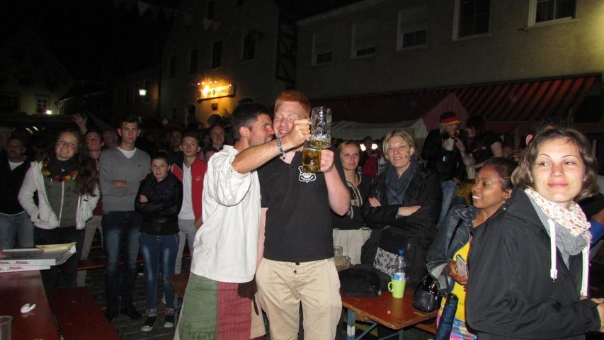 Nach dem nervenzerreißenden Finalspiel der deutschen Fußball-Nationalmannschaft gegen Argentinien sind die Fans  auch in Gräfenberg auf die Straßen gegangen und feierten den Fußball-Weltmeister.