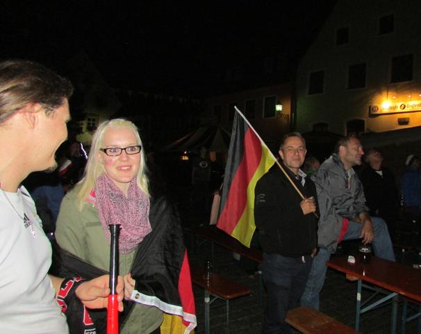 Nach dem nervenzerreißenden Finalspiel der deutschen Fußball-Nationalmannschaft gegen Argentinien sind die Fans  auch in Gräfenberg auf die Straßen gegangen und feierten den Fußball-Weltmeister.
