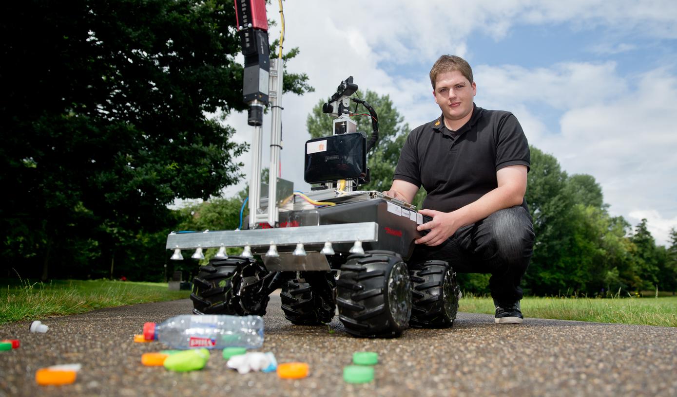 Der Student der Technischen Hochschule Nürnberg, Michael Schmidpeter, präsentiert den von ihm entwickelten Müllsuchroboter.