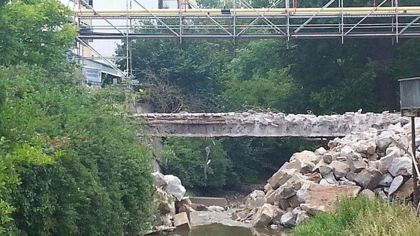 Mitte Juli 2014 ist der Abriss der Schwabacher Landsknechtsbrücke in vollem Gang.