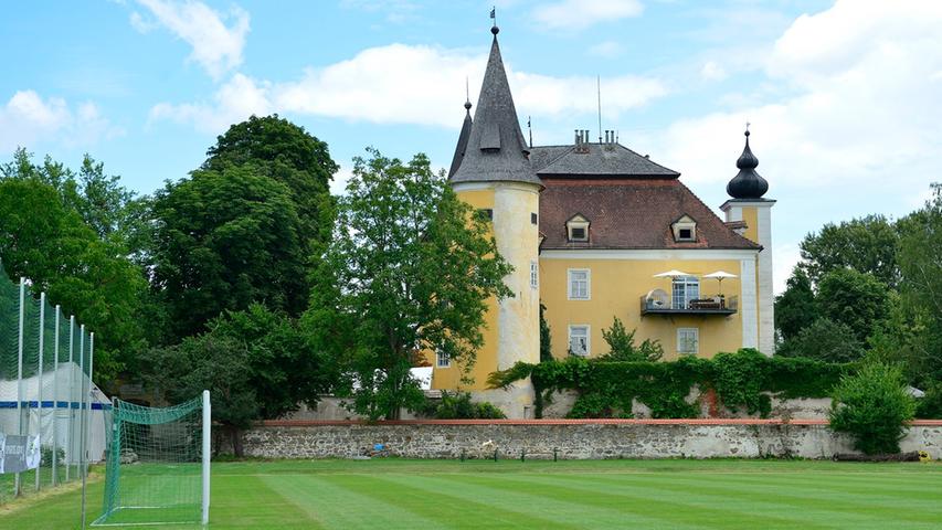 Mit dem idyllischen Schloss im Hintergrund absolvierte die Kramer-Elf am Montagnachmittag um 16 Uhr ihre erste Trainingseinheit.