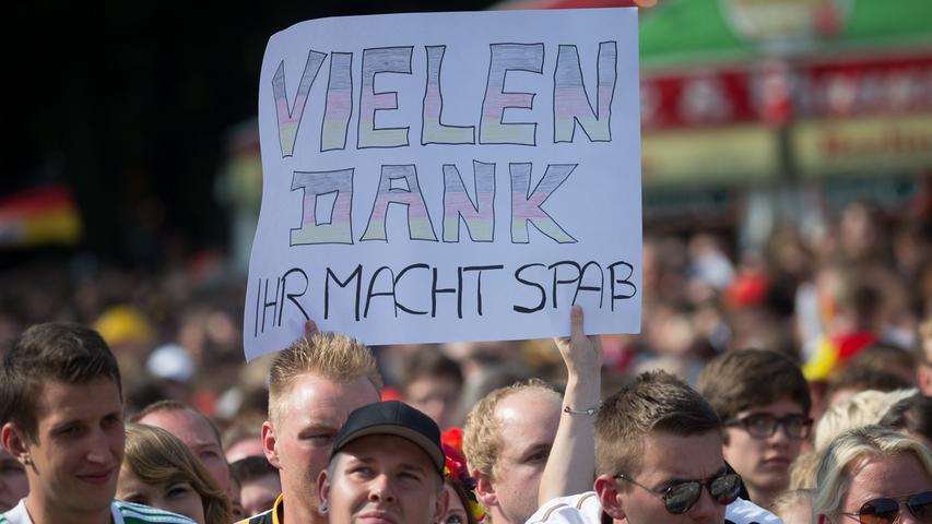 Ihrer Dankbarkeit über die formidable Leistung der DFB-Truppe beim Weltturnier verliehen die Fußballfreunde vielfach Ausdruck - mit Transparenten, Schildern und Fahnen.