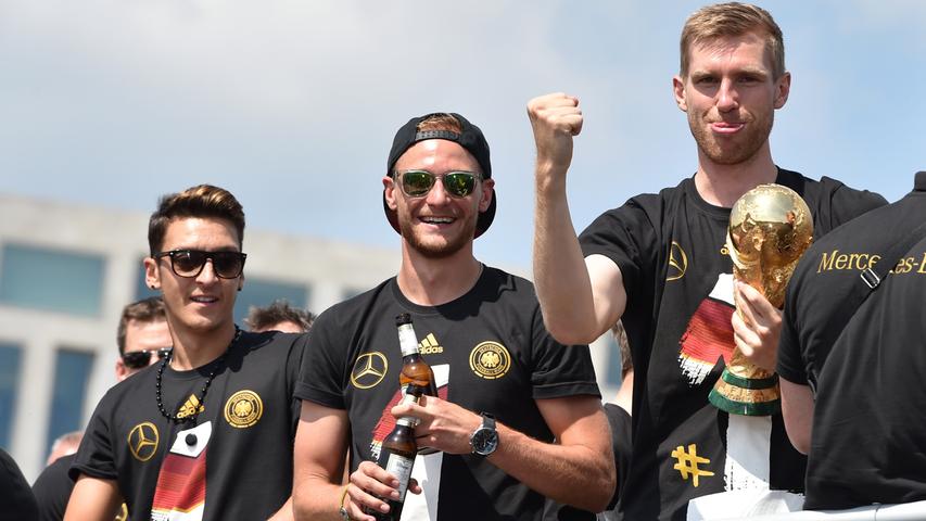 Auf dem PS-starken Gefährt strahlten Deutschlands Fußball-Könige und ihr Mitbringsel aus Rio de Janeiro um die Wette.