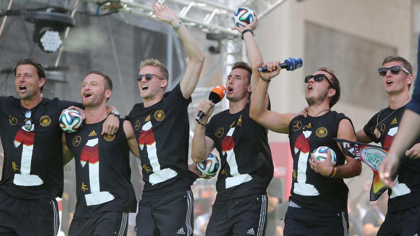 "So geh'n die Deutschen und die Deutschen, die gehn's so!" Mit diesem Gesang feierten die DFB-Kicker ihren Titel - und hinterließen einen faden Beigeschmack.
