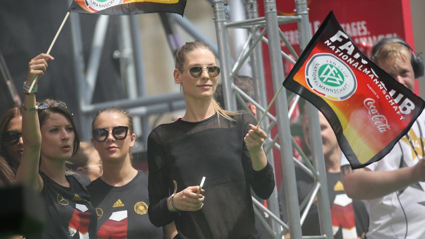 Schweinsteiger war nicht alleine gekommen. Neben seinen Teamkollegen erhielt der Bayern-Stratege wie schon in Rio de Janeiro attraktive Unterstützung von Freundin Sarah Brandner.